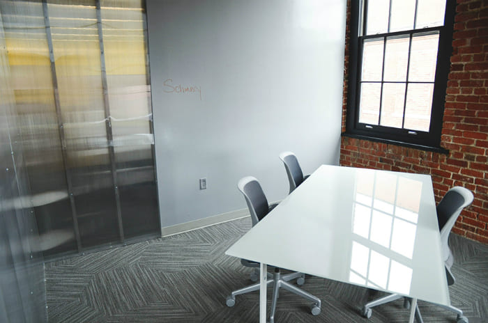 コワーキングスペースを選ぶポイント（2）会議室・打ち合わせスペースが利用できるか？